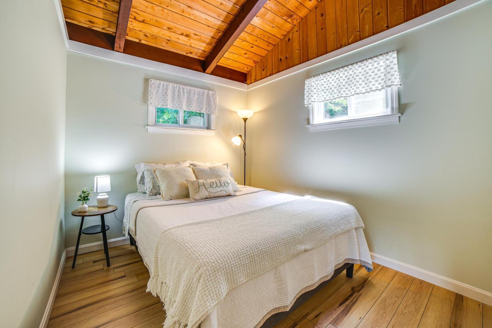 Breathtaking Newbury Cottage With Deck On Chalk Pond Esterno foto