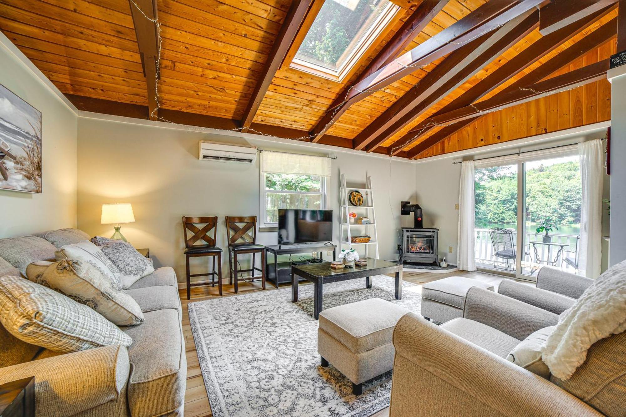 Breathtaking Newbury Cottage With Deck On Chalk Pond Esterno foto